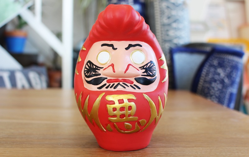 リーゼントの縁起物！現代美術二等兵のぐれダルマで心願成就 | 雑貨 mag
