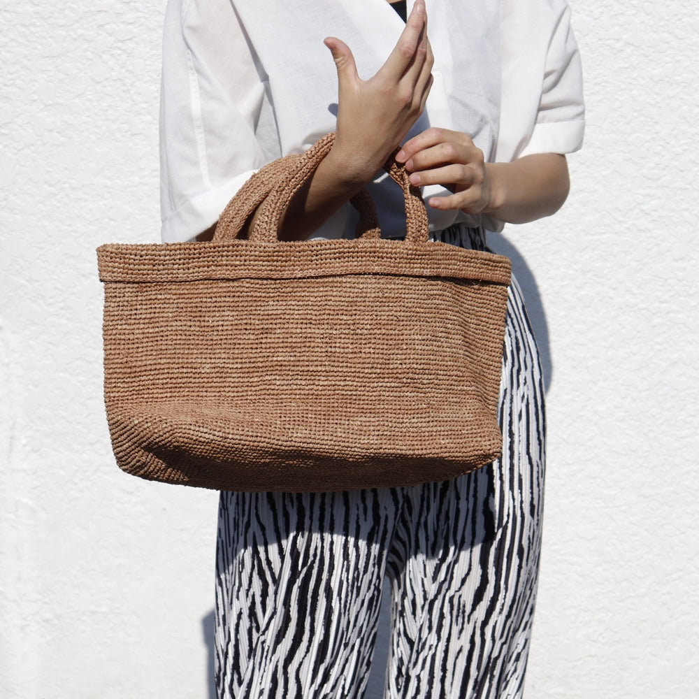 ラフィアかぎ編みバッグ 横長縁小折り返し 紅茶 | マンゴロベ