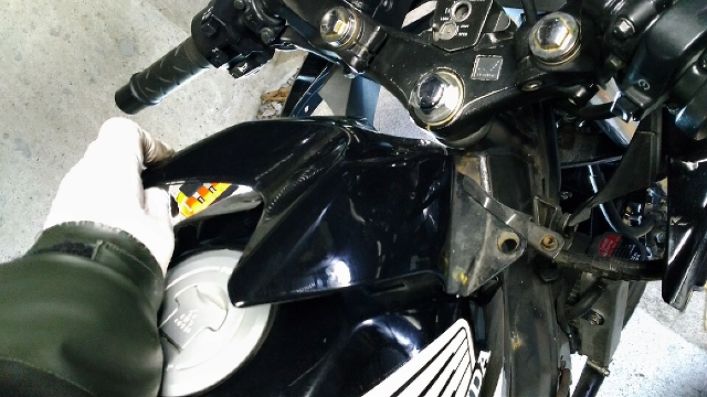 CBR150Rタンクを持ち上げる