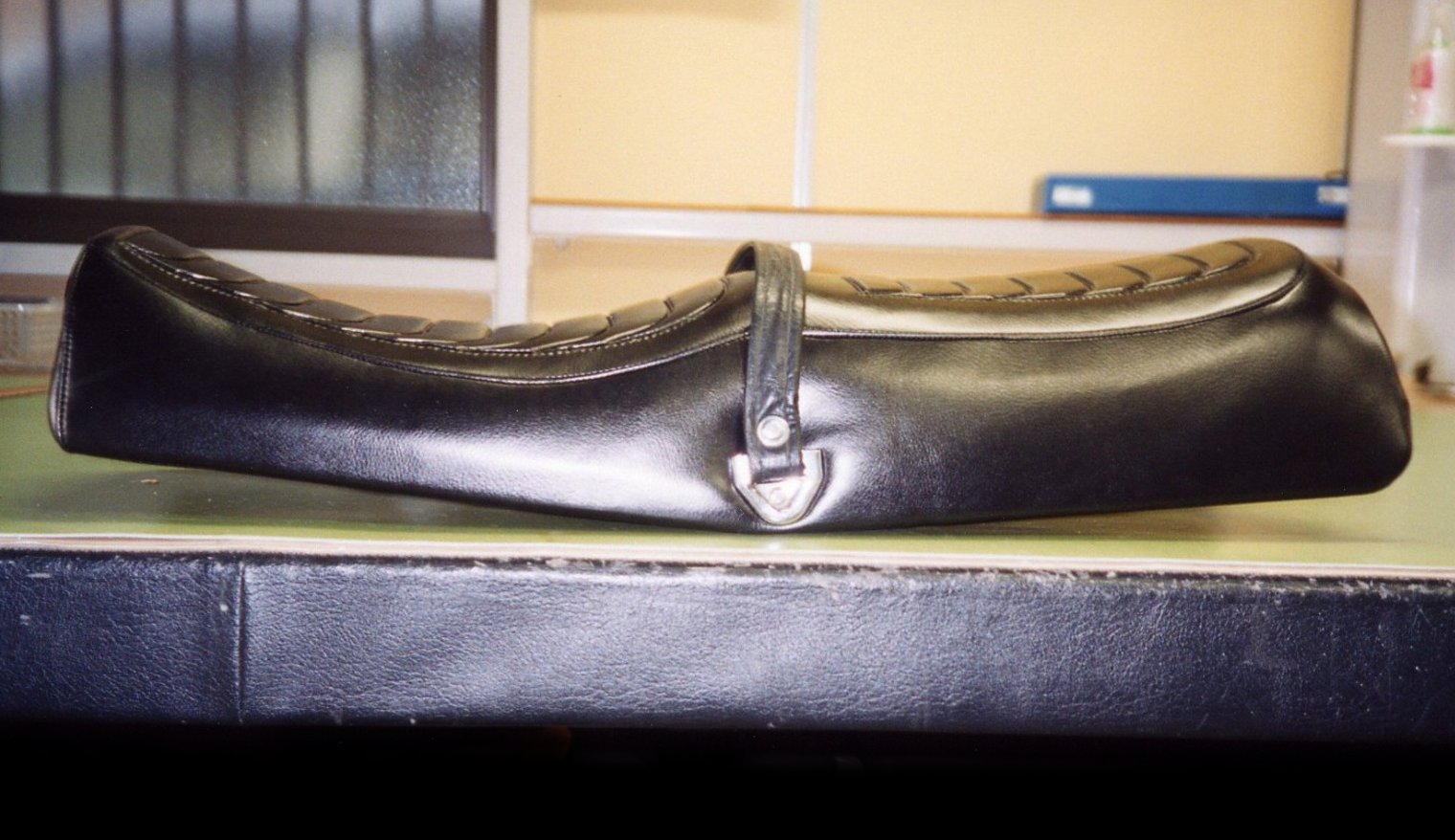 バイクシート アンコ抜き ｜ 小川内張