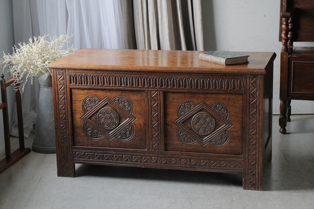 1930年代彫り模様が美しいコファー（木箱）横幅104.5cm イギリス
