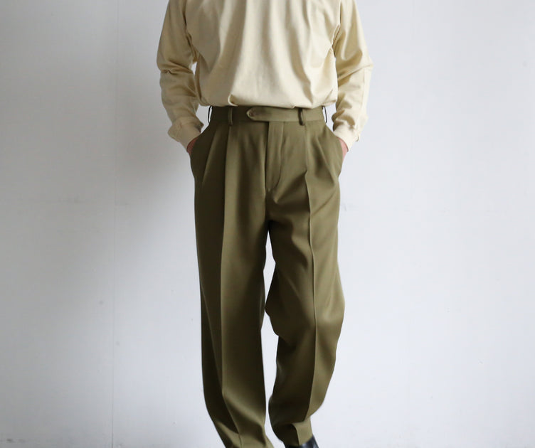 AURALEE LIGHT WOOL MAX GABARDINE TWO-TUCK SLACKS – Chum!