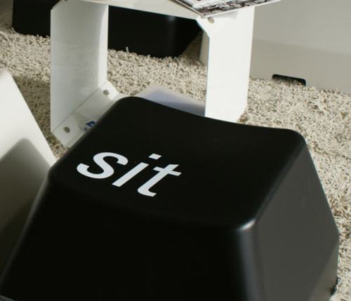 キーボードをモチーフにしたスツール「COMMAND SIT」 - 雑貨ノート