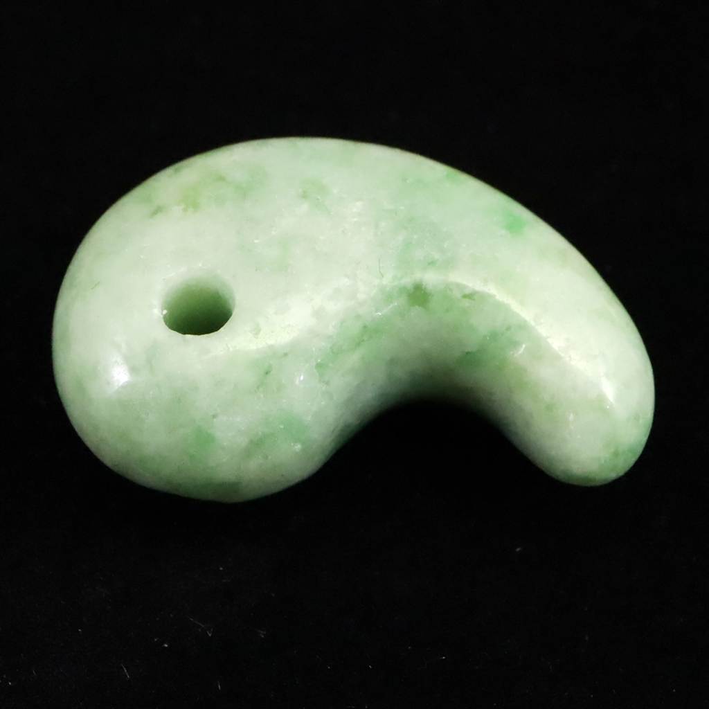 崑崙翡翠（こんろんひすい） AAA 30.5mm勾玉 11.9g (ID:68069) | 榎本通商