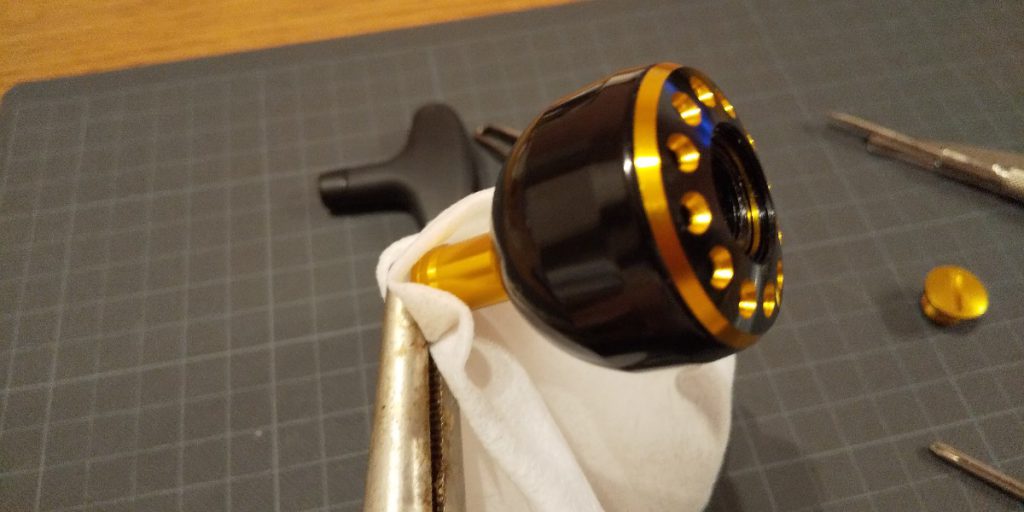 シマノ20ツインパワー4000MHGのT型ハンドルノブをラウンド型に交換をし