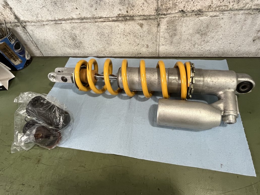 KLX250 リアサスペンションのオイル漏れ修理 | johnny's factory