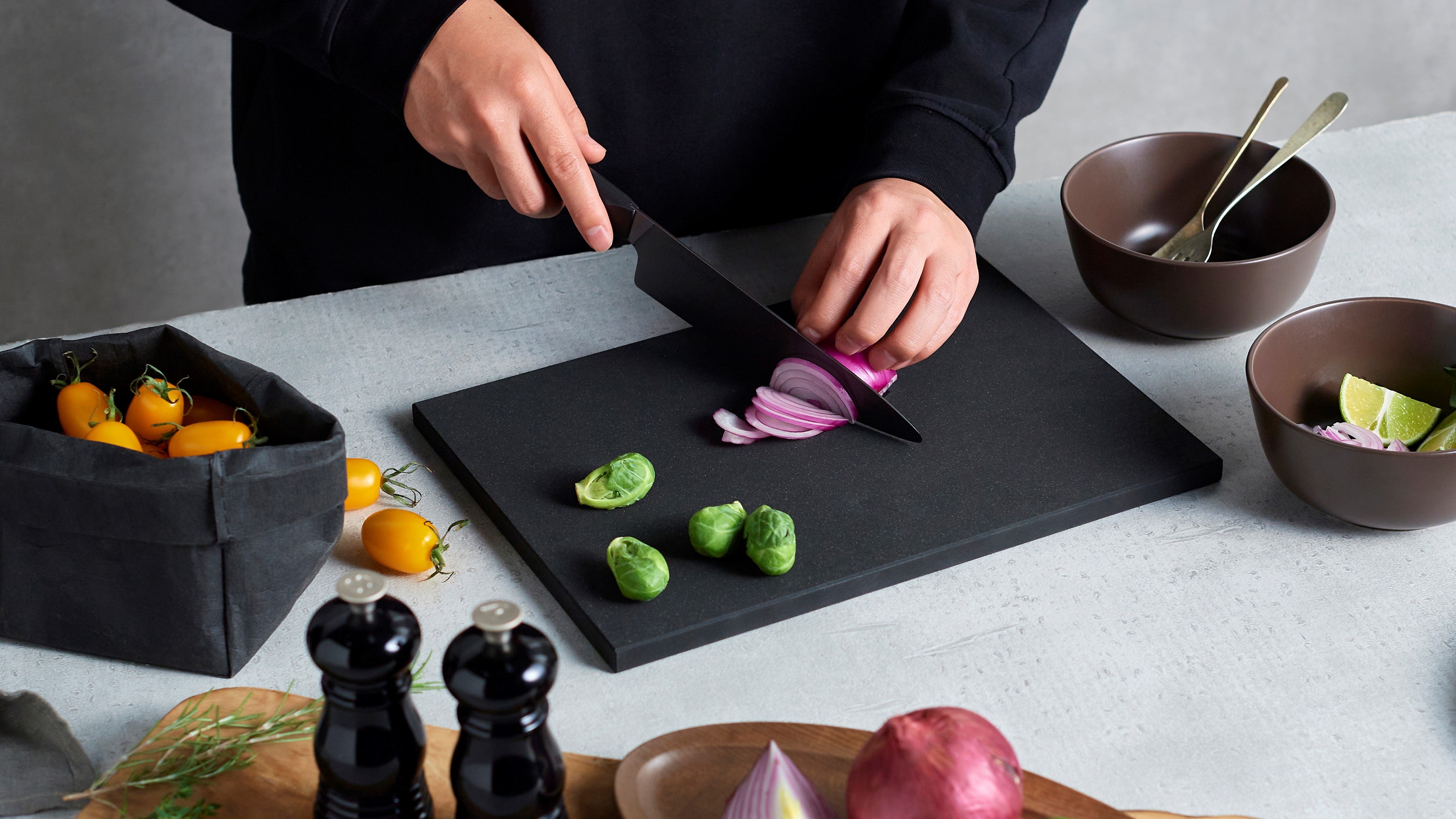 新発売】まな板『ブラックカッティングボード』とは？ – 京セラ