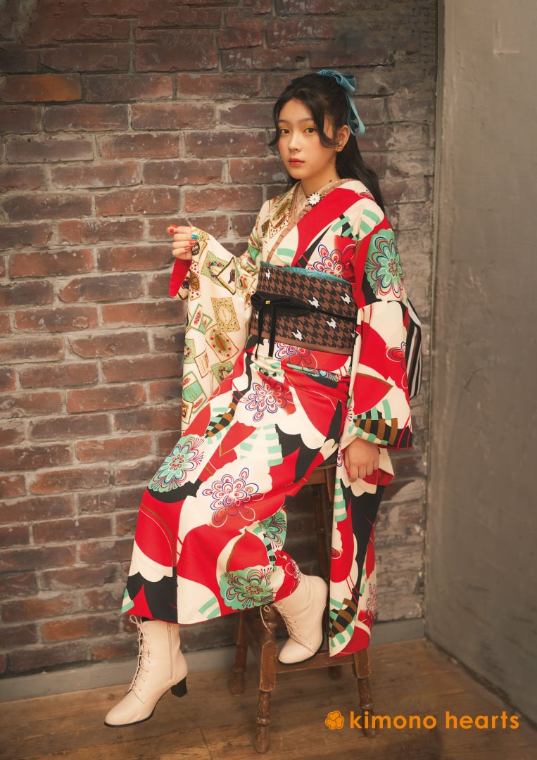 振袖ネットレンタル：赤と白のバイカラー】ポップなアートのような装い