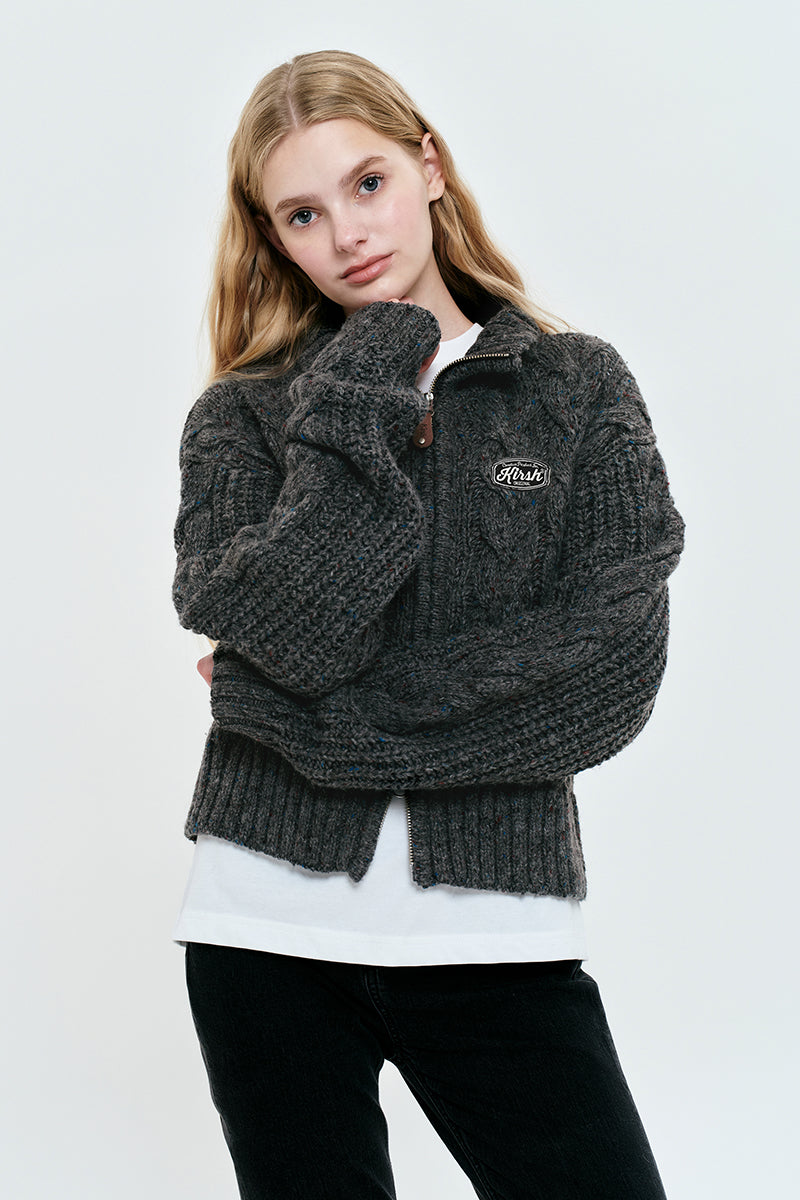 UNI ロゴワッペンケーブルカラーニットジップアップ【チャコール】