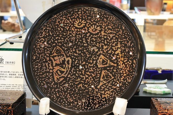 海底の世界を具現化させた漆器～若狭塗～ | Japan Traditional Crafts