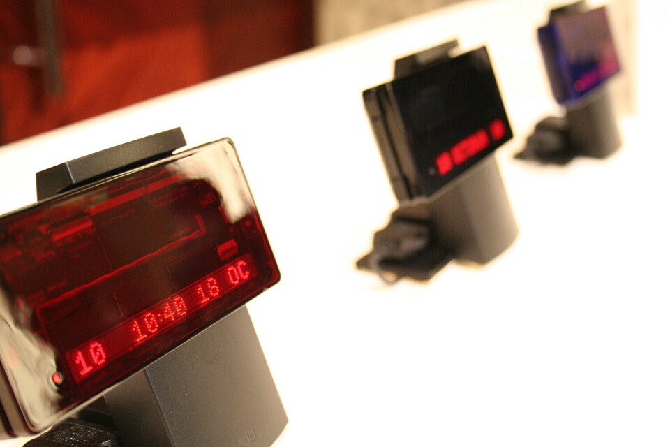 かつてのスケルトンケータイとはここが違う！au、iidaブランド「X-RAY