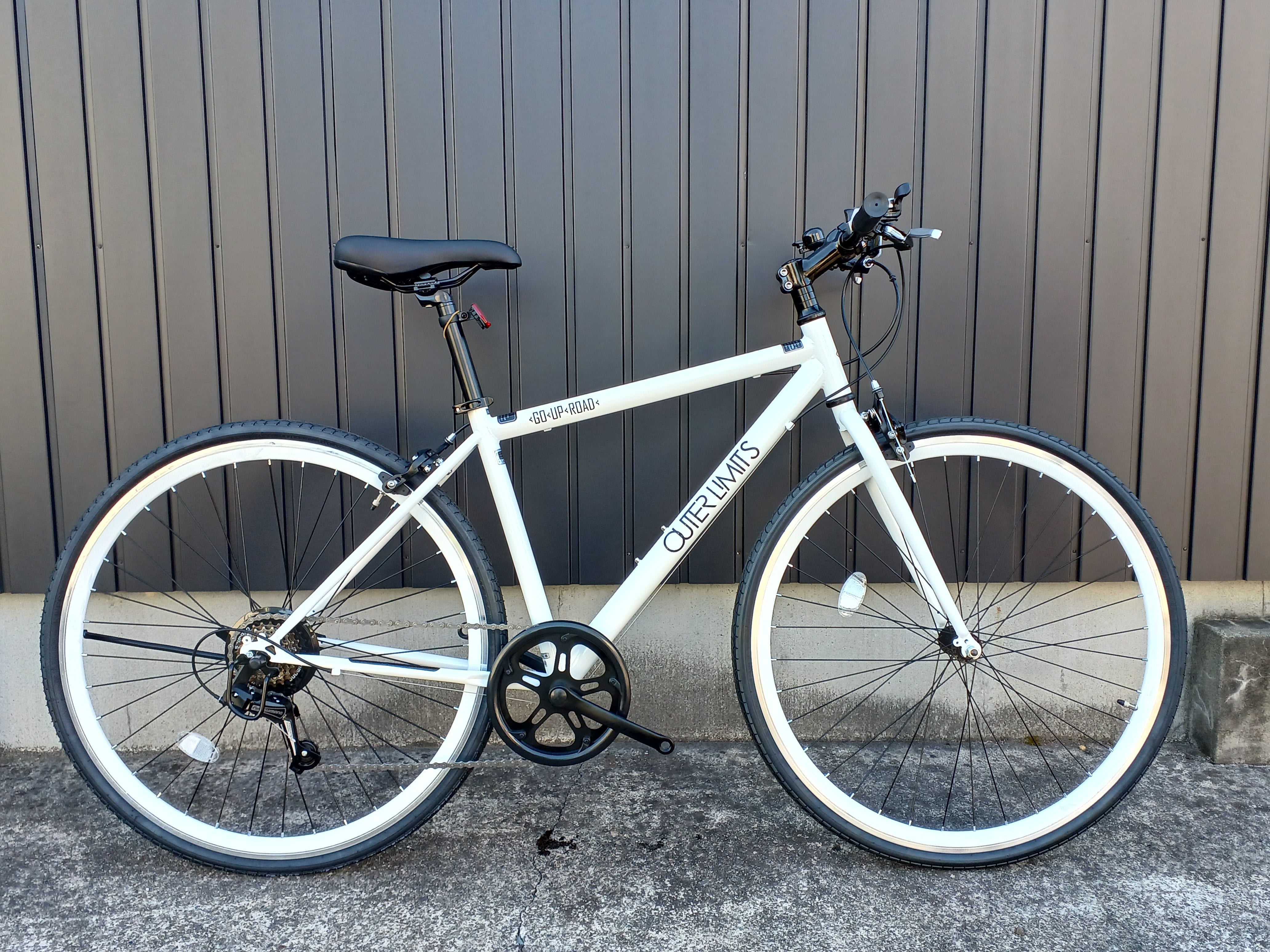 店舗 在庫あり】クロスバイク アウターリミッツ 700C 6段変速 ホワイト