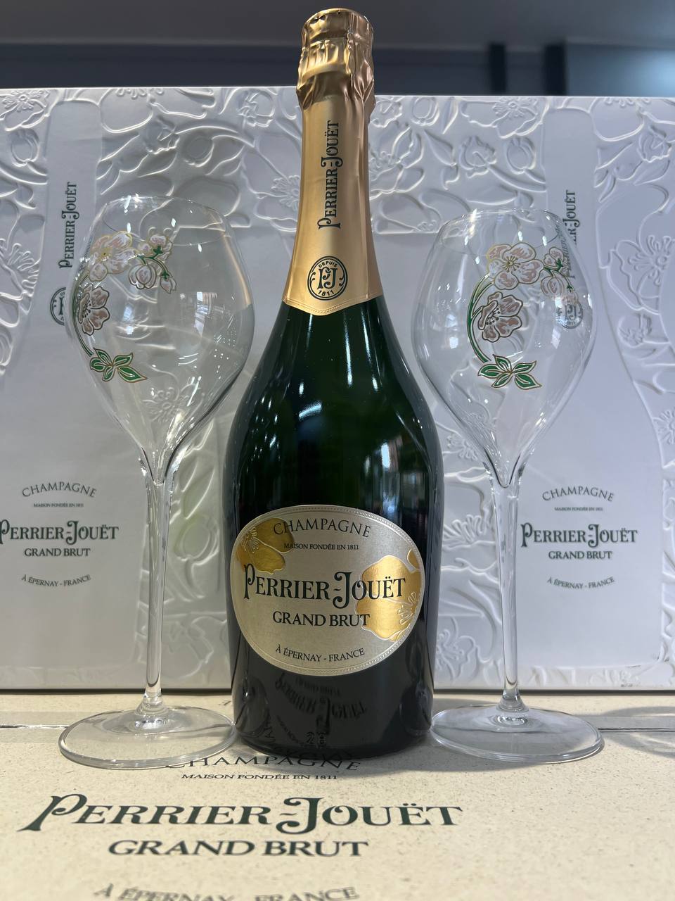 Champagne Perrier Jouët Confezione Grand Brut con 2 Flute – HTShop.it