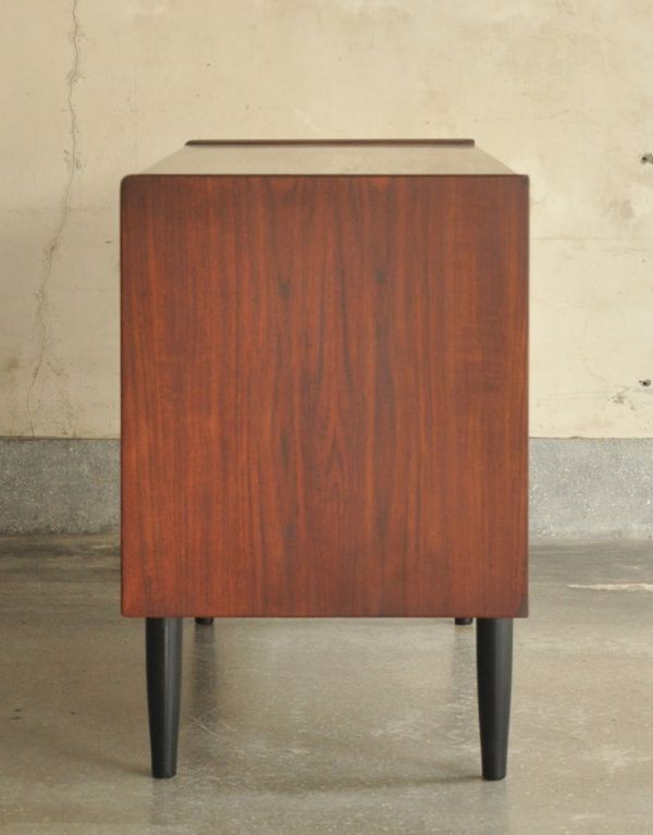 ブラックの扉がカッコイイ、引き戸付きのヴィンテージサイドボード(x