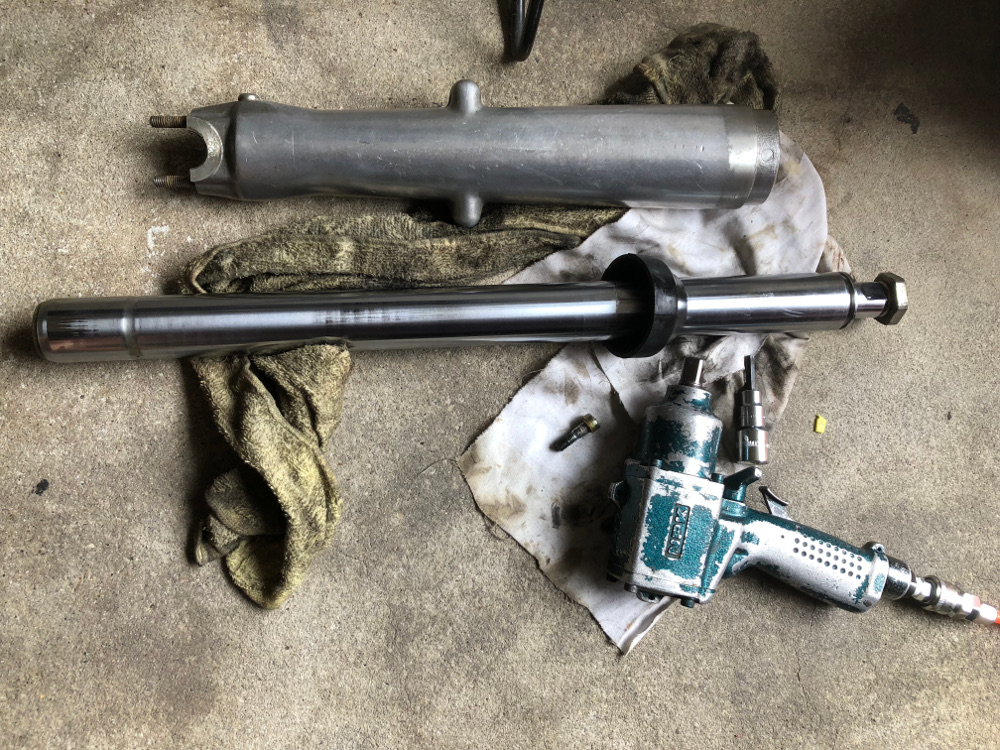 予備のフロントフォーク分解 - 楽しいショベルヘッド ブログ