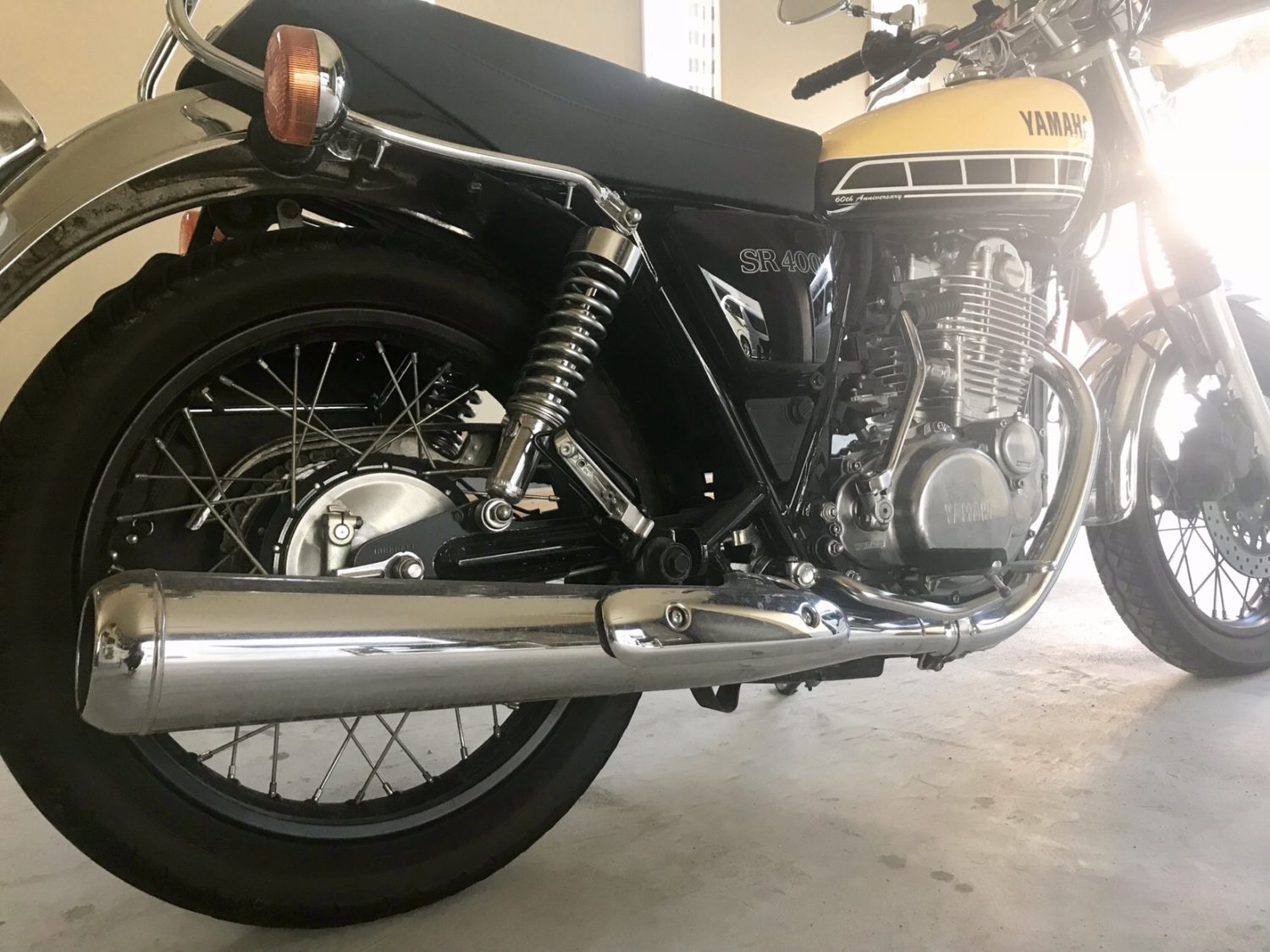 SR400、マフラーを交換する - ハイボールマンは今日も呑む。