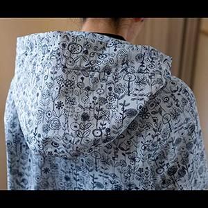 ミナペルホネン letter of flower レインコート (us 6488) light blue