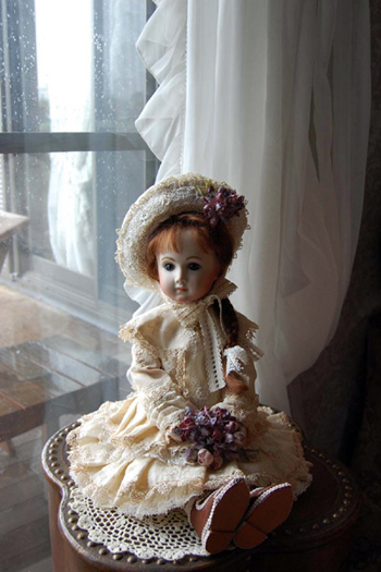 刺繍の庭園と人形たち ビスクドールを作っている矢倉奈津子と刺繍作家
