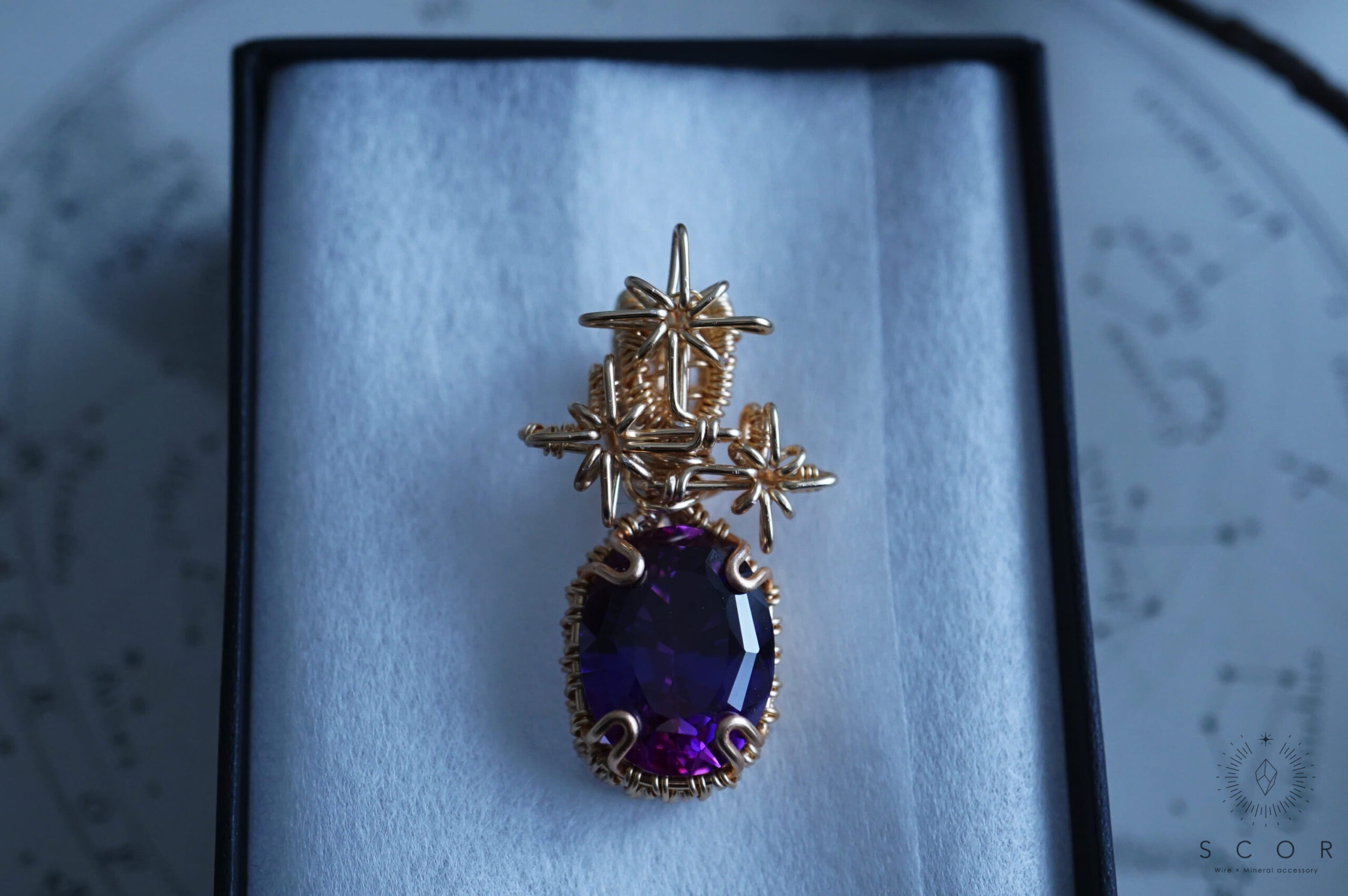 セミオーダー作例》合成バイカラーサファイア 光芒ペンダントトップ