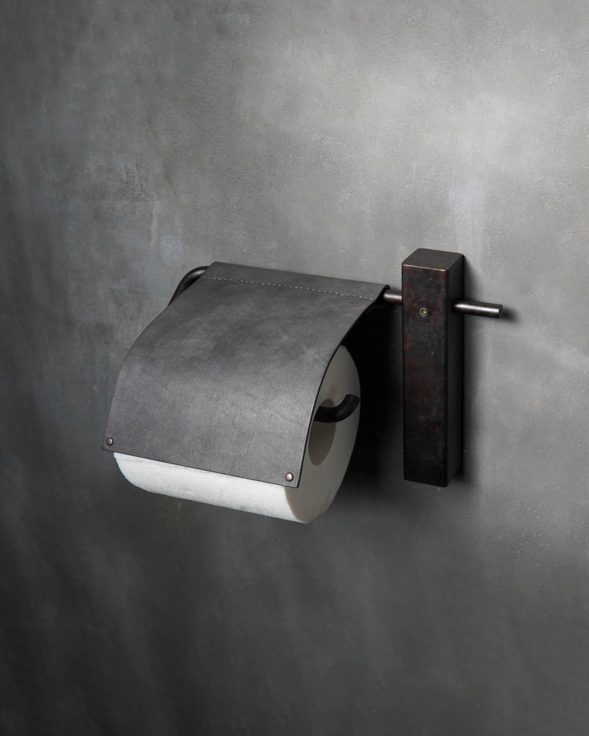 TESHINA | 鉄と革のトイレットペーパーホルダー – シカジカ
