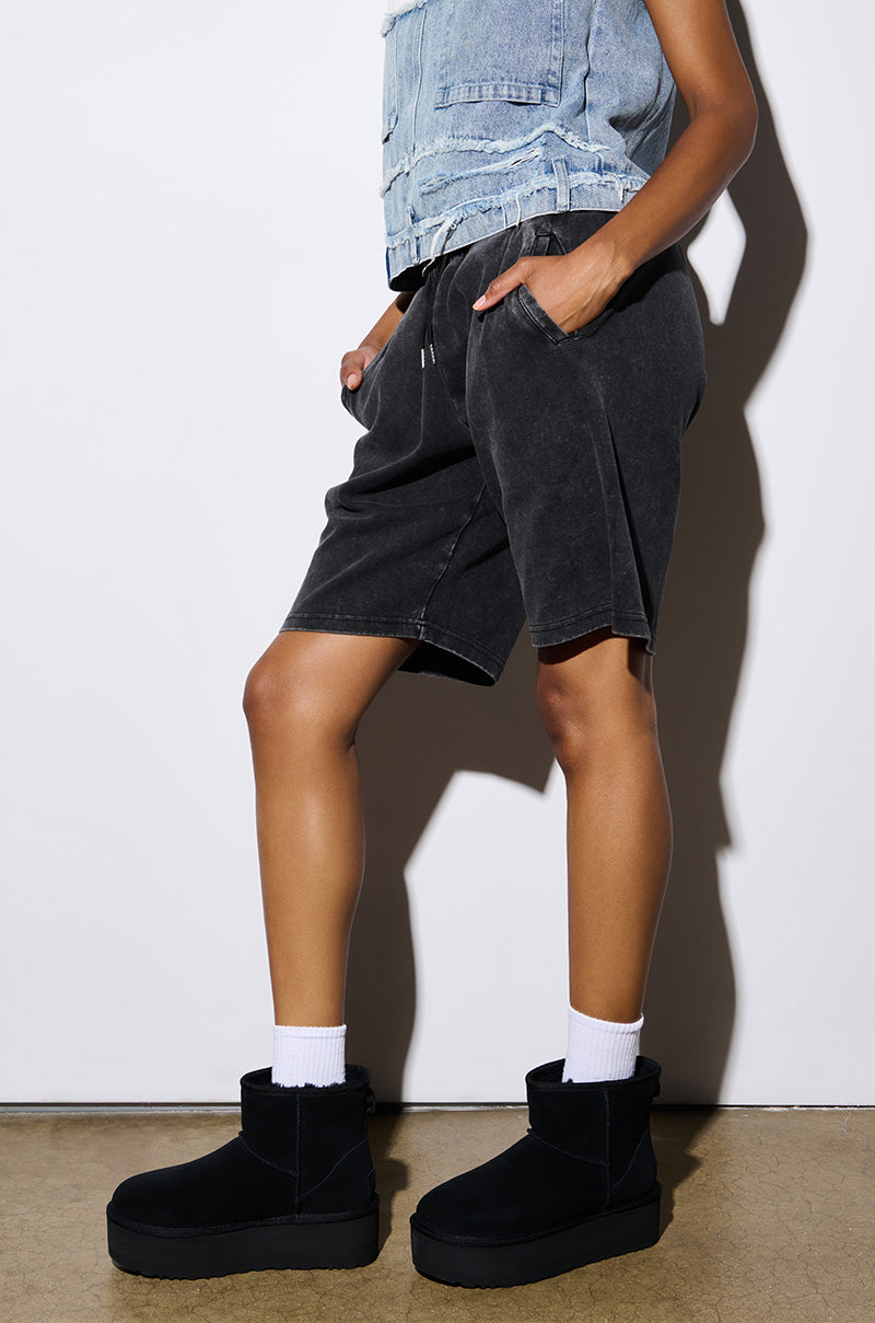 UGG W CLASSIC MINI PLATFORM BLACK – AKIRA