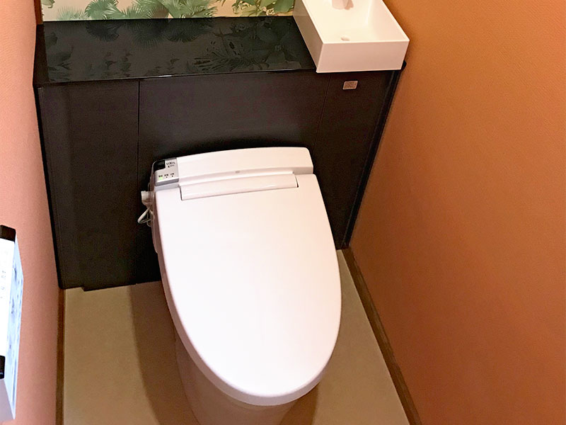 自宅サロンを利用するお客様のためのスッキリ機能的なトイレ | トイレ