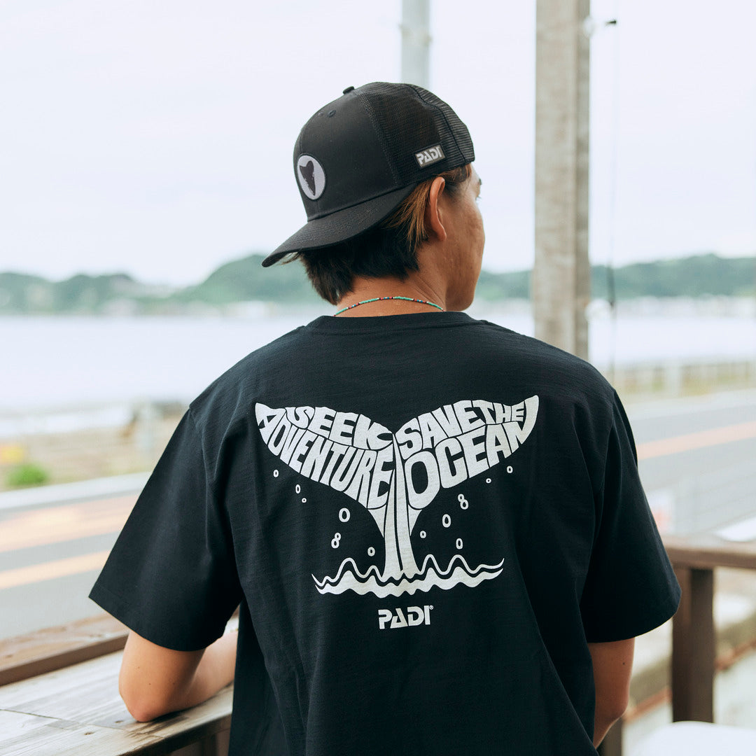 PADI x YURIE 廃漁網リサイクルTシャツ（ホエールテール） – PADI Gear