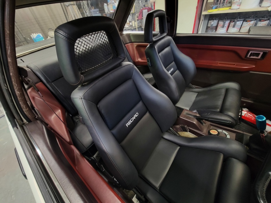 AE86 リアシート張替え フロントはレカロに JDM ネオクラシック