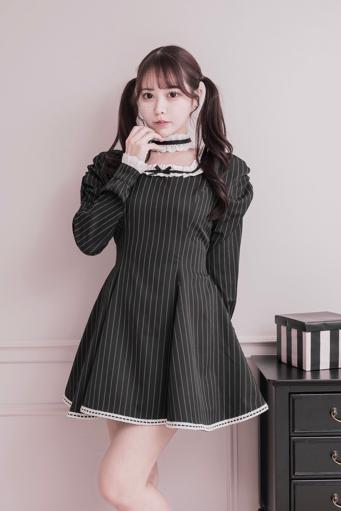 チョーカー付きコットンフリル長袖ワンピース – pium