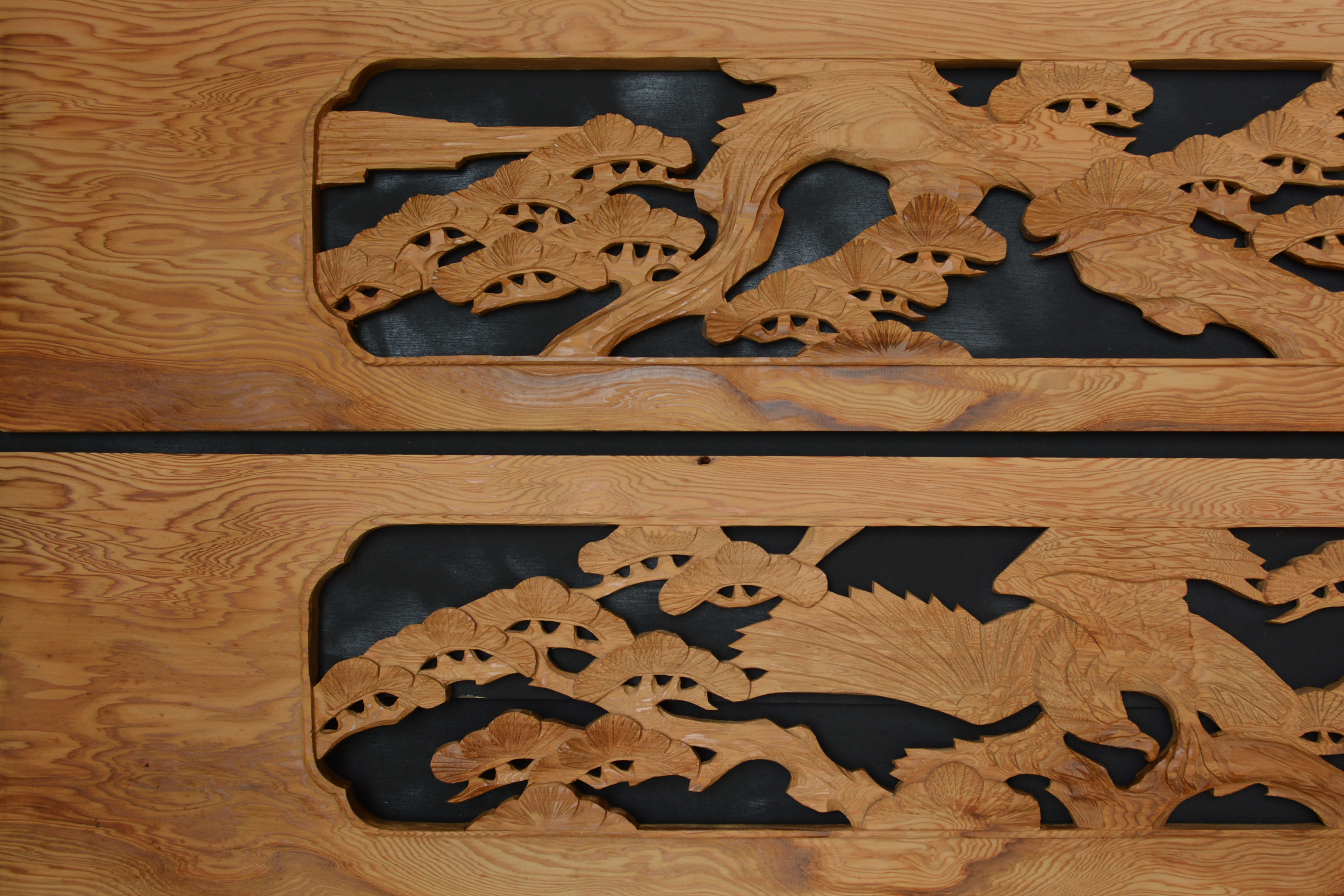 彫刻欄間の高原銘木店 ＞ 400-499 ＞ 0427 松に鷹 6尺×1尺×0.8寸 並彫