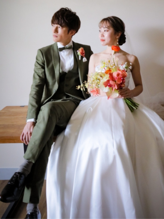 おしゃれ花婿さんが選んだ、渋めグリーンのオーダータキシード