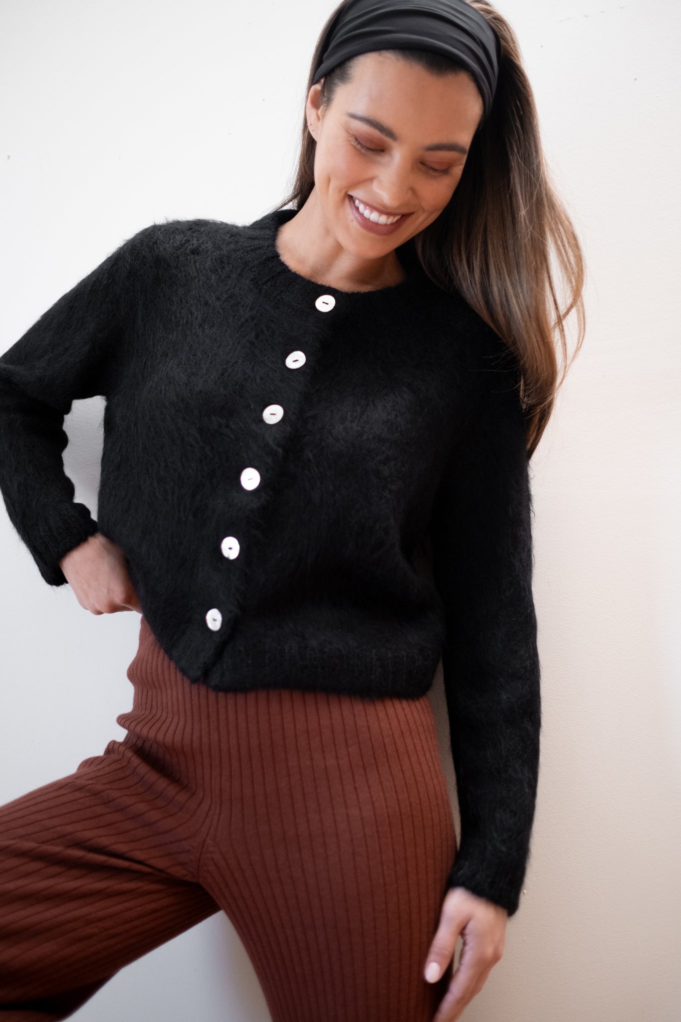 BRUSHED CARDI | noir – Maria Stanley