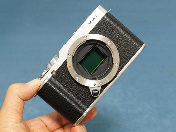富士フイルム FUJIFILM X-A2 自分撮りに対応したローエンド・ミラー