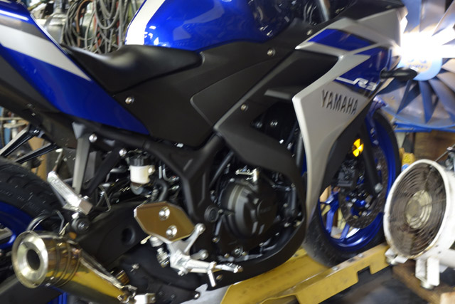 YZF-R3 POWERBOX | 忠さんが陣頭指揮をとってマフラーを開発していく