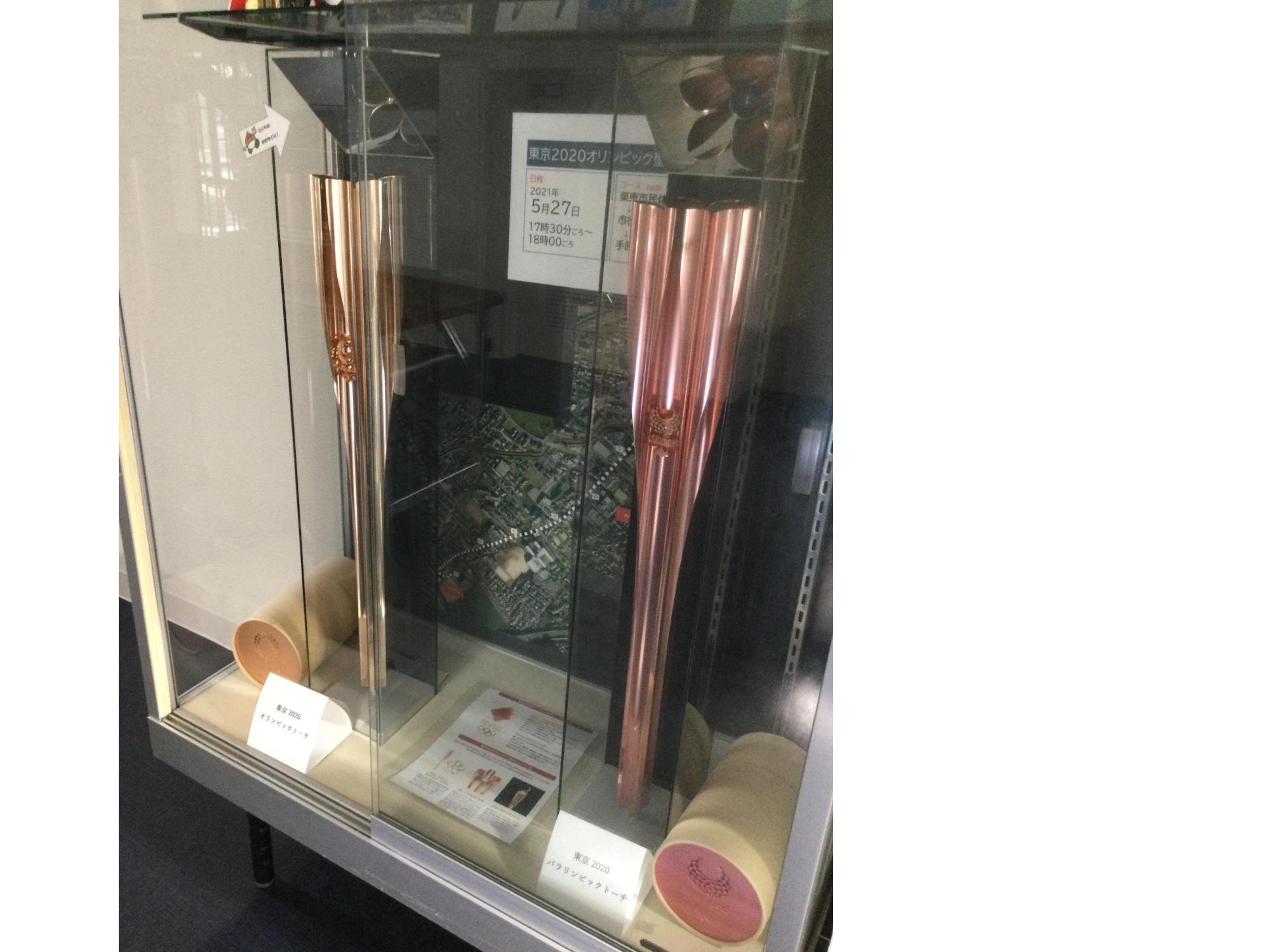 東京2020オリンピック・パラリンピック聖火リレートーチを展示してい