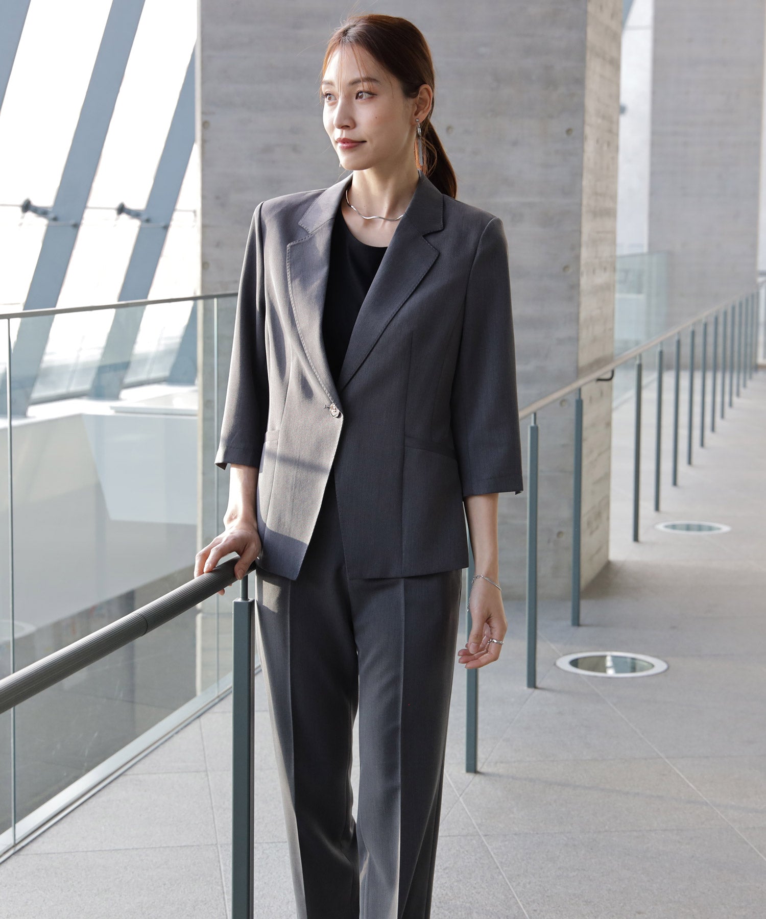 一つボタンがリラクシーなセットアップスーツds2441 チャコールグレー