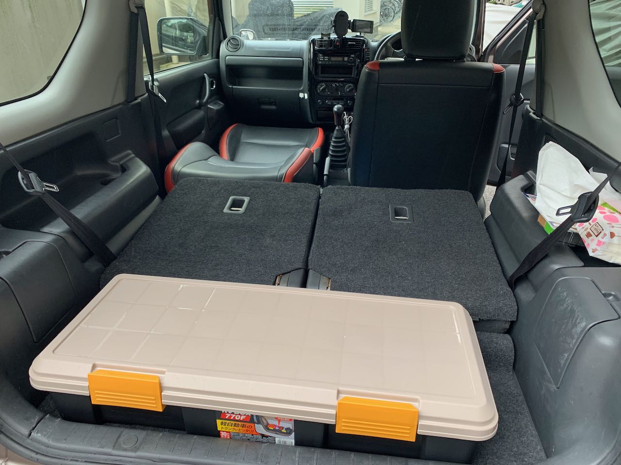 車中泊に！JB23ジムニーの荷室をフラットにするラゲッジボックス