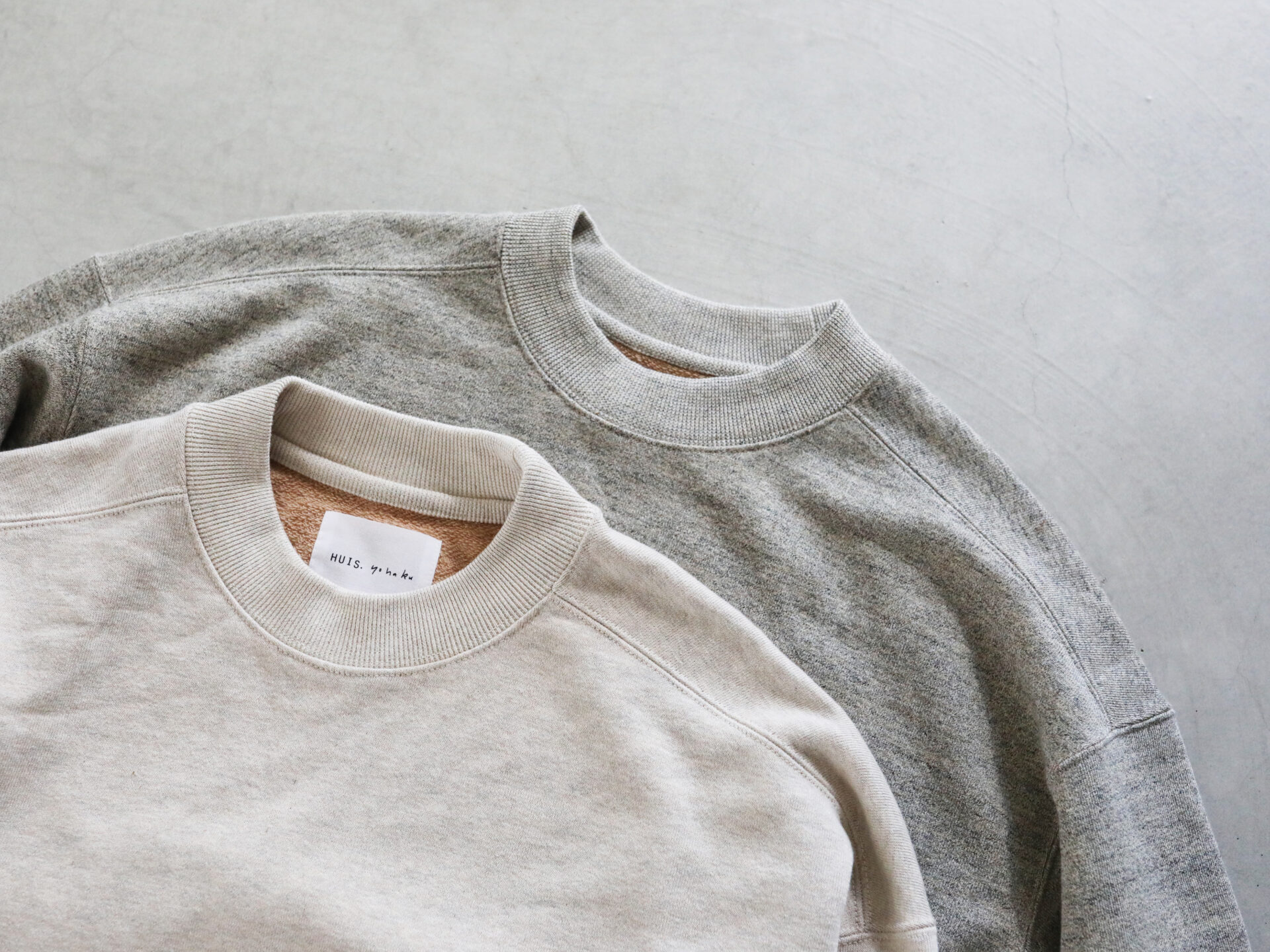HUIS×yohakuの新たな素材「吊り編み茶綿スウェット」がリリースとなり