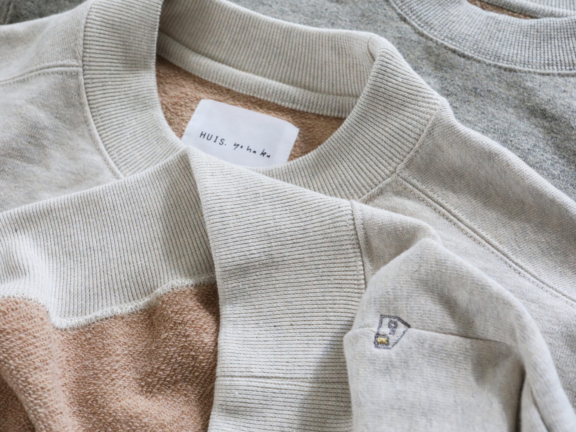 HUIS×yohakuの新たな素材「吊り編み茶綿スウェット」がリリースとなり