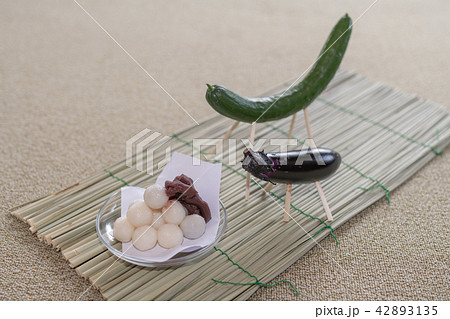 お盆】迎えだんごと精霊馬【仏教】の写真素材 [42893135] - PIXTA