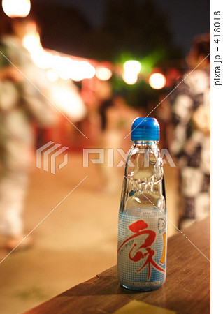 子供 逆光 思い出 夏祭り 屋台 ビー球 夜遊び ラムネ らむね 盆踊りの