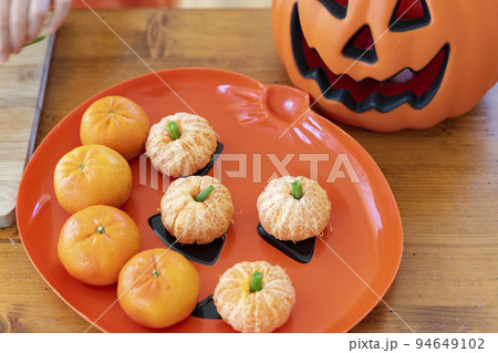 ハロウィンのパーティ用に作られたみかんのかぼちゃの写真素材