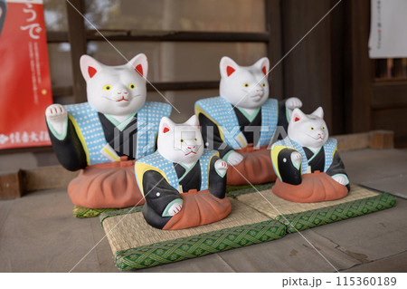 大阪／住吉大社の楠珺社の招福猫（2024年4月9日撮影）の写真素材