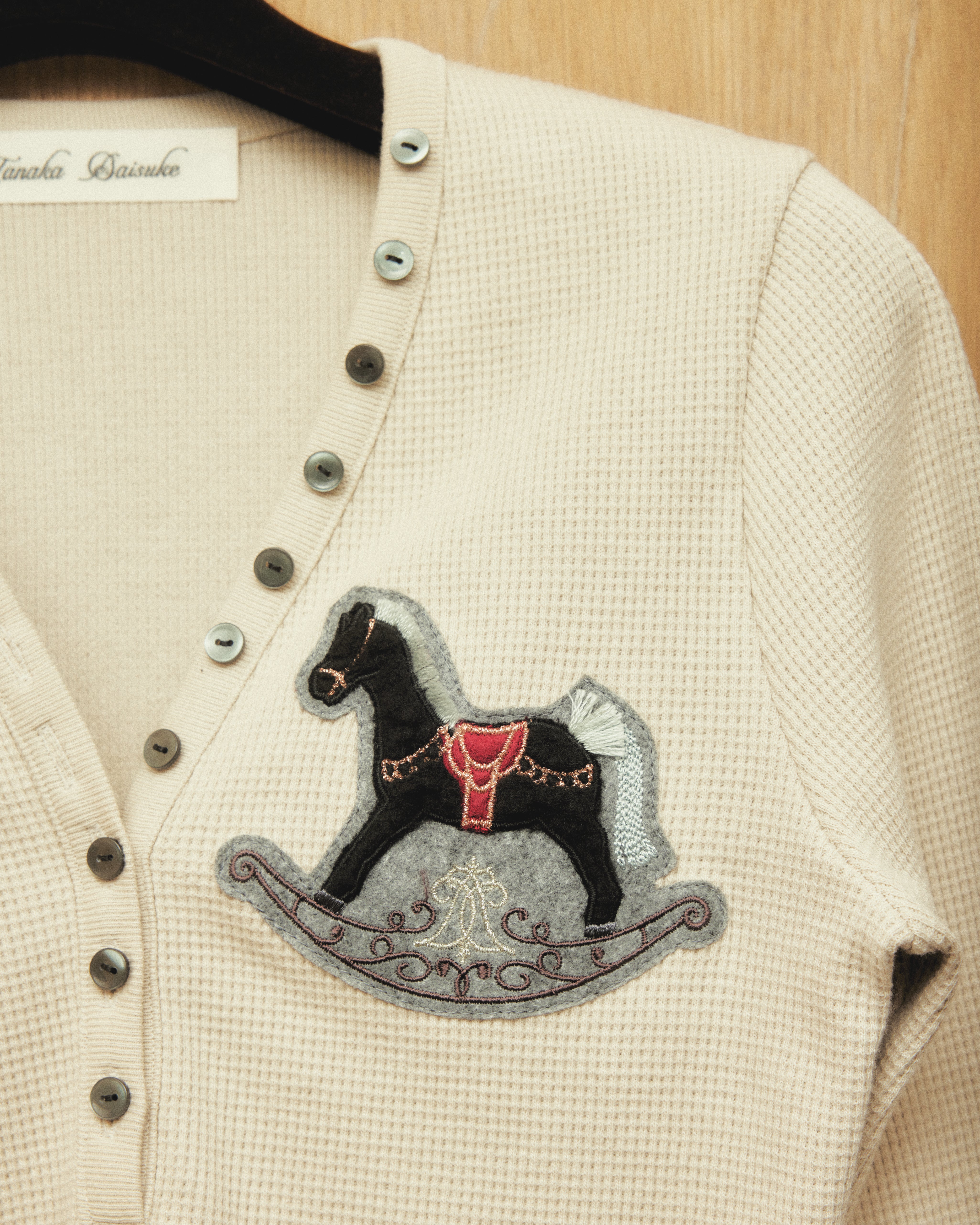tanakadaisuke(タナカダイスケ)|トップス|rocking horse patch thermal