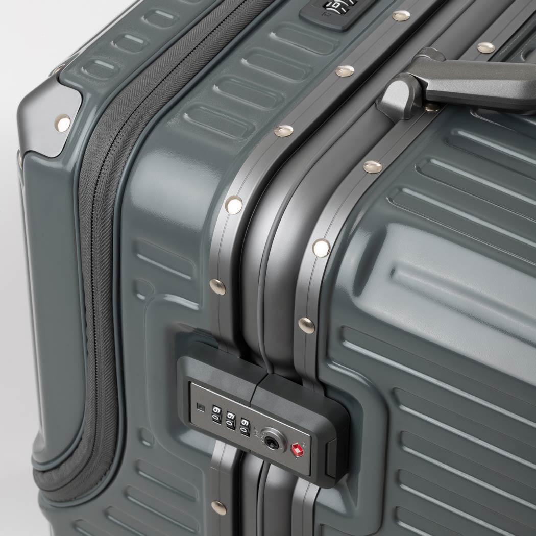 フロントオープン＆ストッパー付きダブルキャスター搭載の多機能スーツ