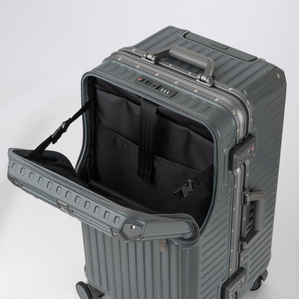 フロントオープン＆ストッパー付きダブルキャスター搭載の多機能スーツ