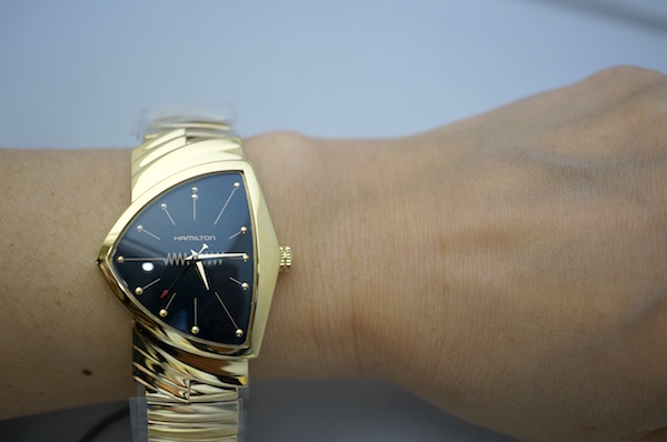 60周年記念ベンチュラ 黒文字盤 フレックス（蛇腹ベルト） イエロー