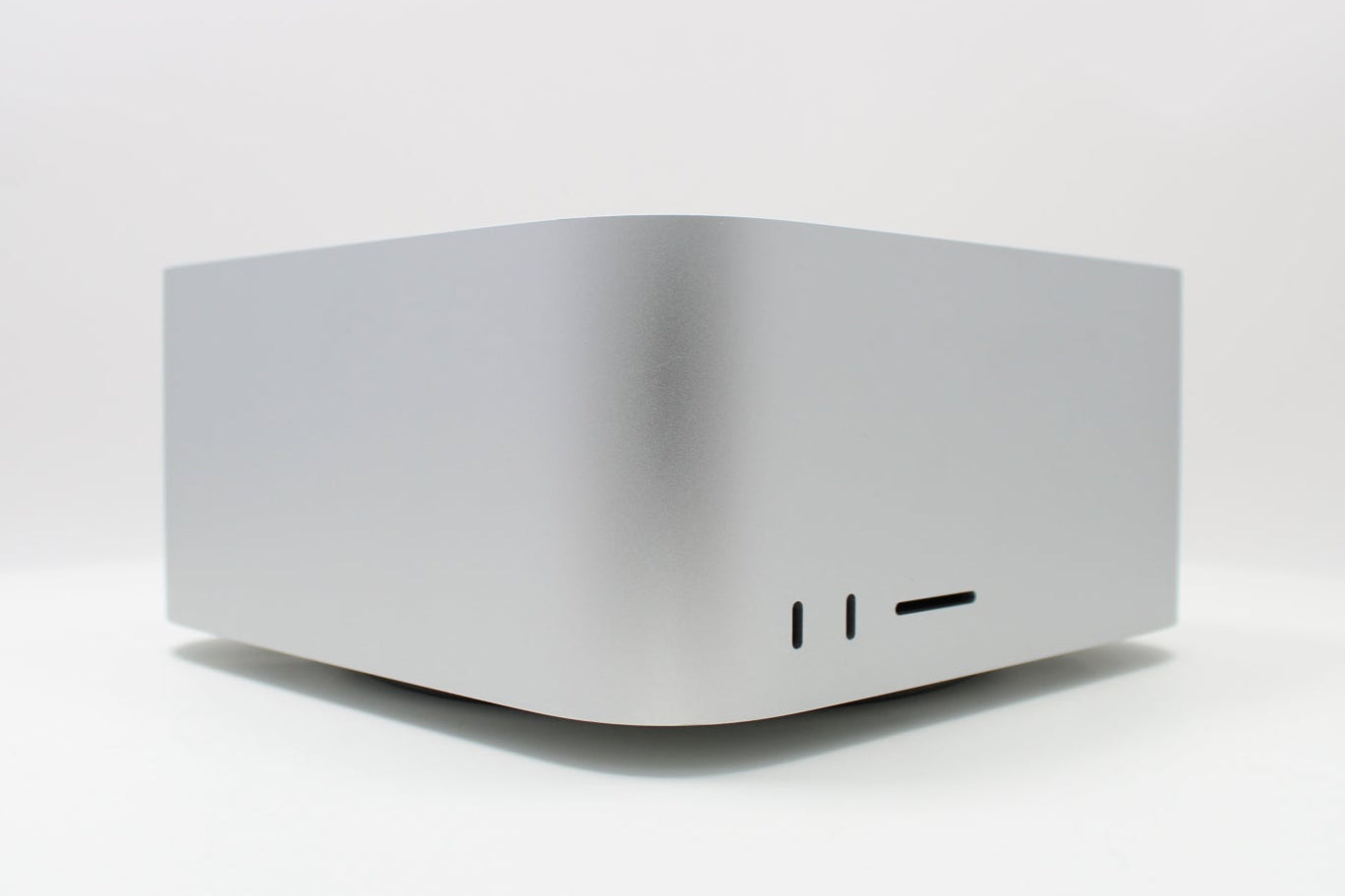 Mac Studio (2022) – Apple M1 Max 3.2GHz • 32-Core GPU – 64GB RAM 2TB S