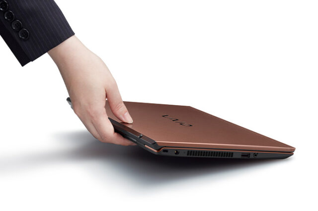 5分で分かる】1.072kgの軽量ボディにモバイルノート初の16:10