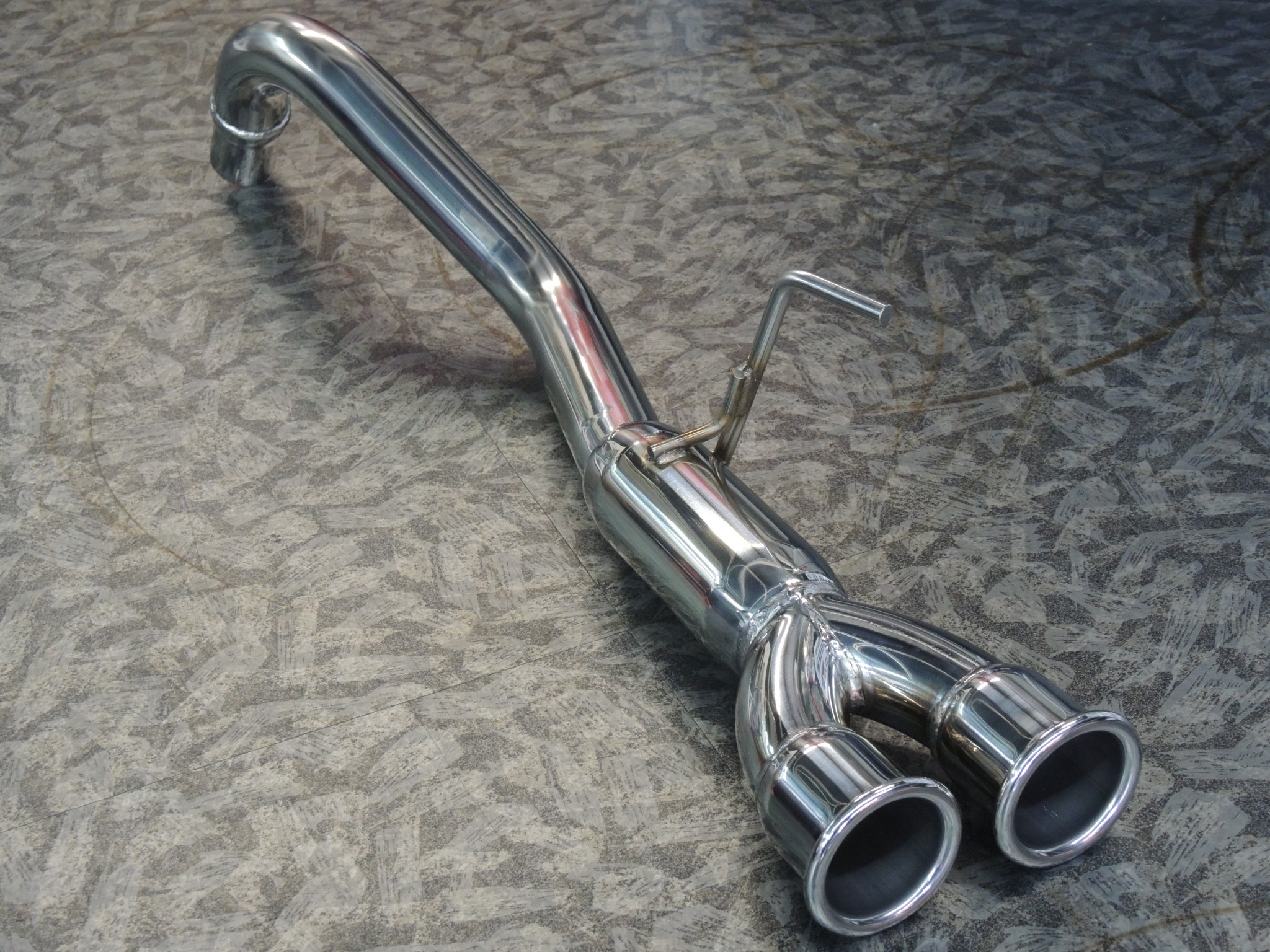 フィアット500に迫力あるサウンドを！ 最高級lxyスポーツマフラーお